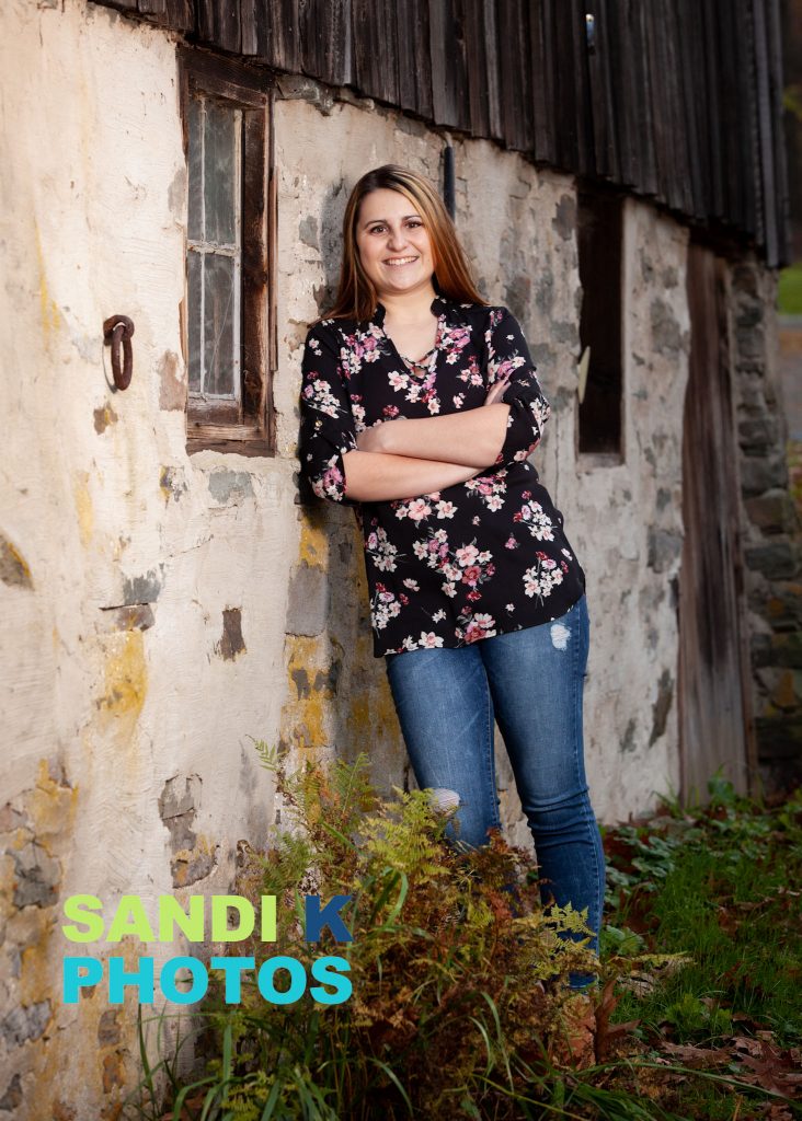 senior pictures next to old barn